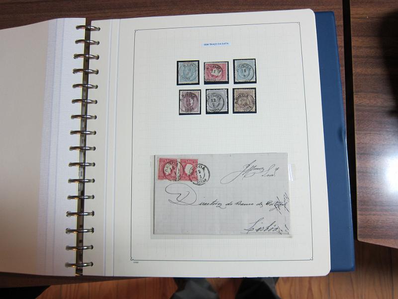 0019 (160).JPG -     Lote:    19      Marcofilia      Lotes Especiais       Descrição:         Portugal. Colecção especializada de carimbos de duplo círculo, tipo 1852, montada em 4 álbuns Lindner, com selos de diversas emissões e cartas, com estudo minucioso de cada marca. Lote a ver.         Lote       Valor Base:     &euro; 2.500,00     Valor Venda:     Retirado     